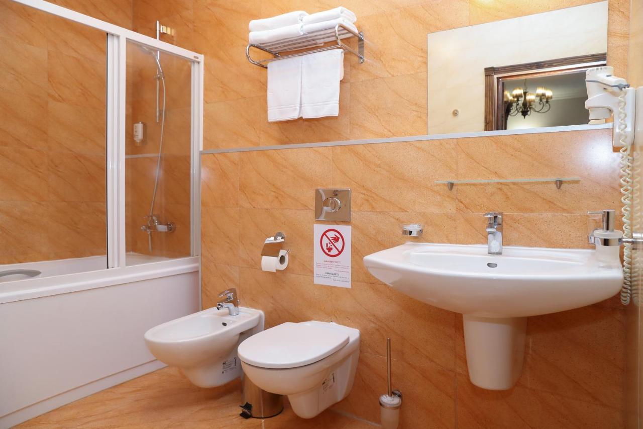Iris Hotel บูโคเวล ภายนอก รูปภาพ