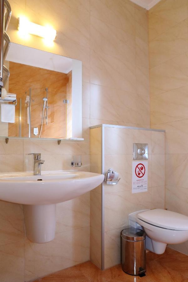 Iris Hotel บูโคเวล ภายนอก รูปภาพ