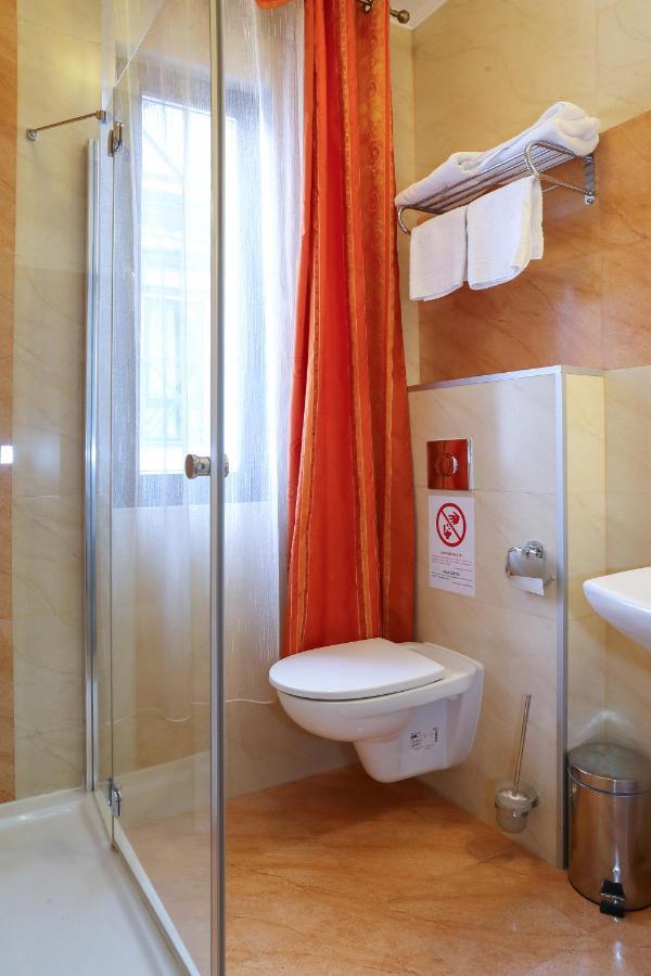 Iris Hotel บูโคเวล ภายนอก รูปภาพ